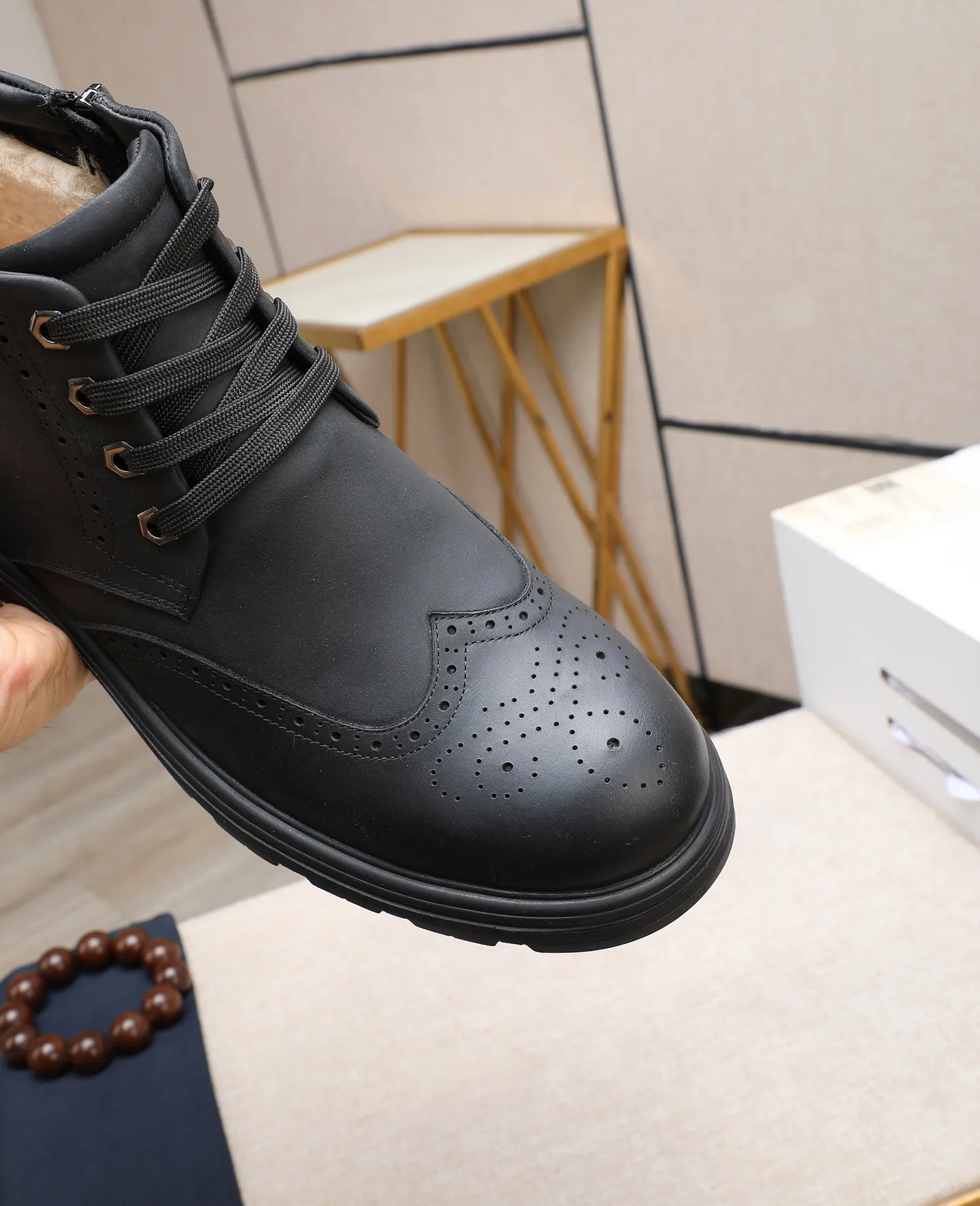 Men's shoes 💰640 (full genuine wool lining, 10% off for fake ones) Please pay attention to the quality of the original item and compare the thickness of the wool 🏮🏮 Popular UGG men's shoes from Australia's warm luxury brand, the official website is synchronized, Beckham men's style..., made of imported first-layer waxed cowhide, waxed toe cap, Australian real wool velvet lining Carefully sewn...Imported rubber Martin boots outsole (comfortable, soft, wear-resistant) The quality is really great...Exquisite workmanship, you won't be able to put it down at first sight, size 39-44 (customized in 45)